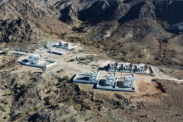 توزيع عدد من الوحدات السكنية في منطقة جبل شمس بولاية الحمراء