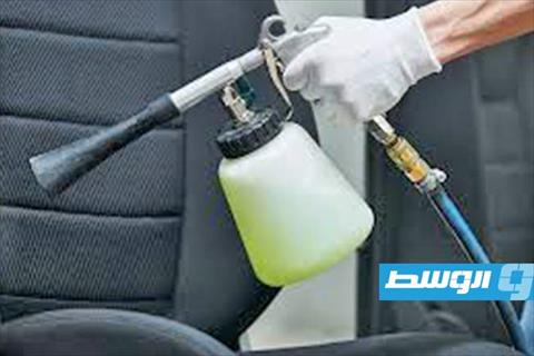 سائل طبيعي لتنظيف فرش السيارة واستعادة نظافته بسهولة