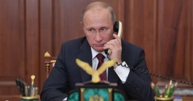 بوتين يقود سيارته ليستقبل معلمته السابقة بباقة زهور