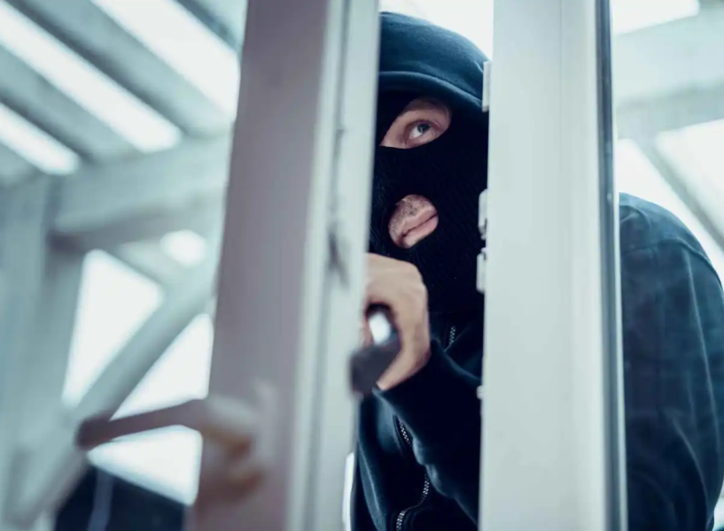 علق في فخّه متجاهلاً زرّ الهروب .. القبض على "اللص الفوضوي