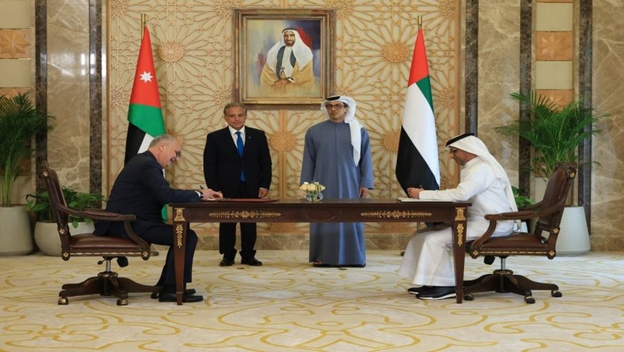 حسّان ومنصور بن زايد يشهدان توقيع اتفاقيات تنفيذ مشروع سكة حديد ميناء العقبة