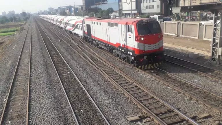 جرار زراعي يقتحم شريط السكة الحديد بين محطتَي فاقوس والسماعنة