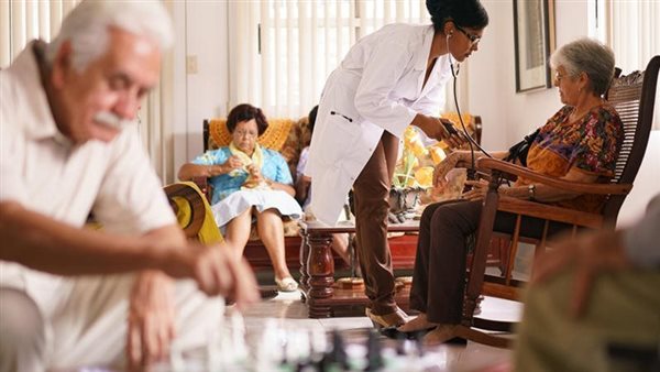 قانون رعاية المسنين.. خطوة تشريعية تواجه خطرًا صامتًا.. الإهمال الصحي والنفسي والاستغلال المالي والعنف الجسدي والمعنوي أبرز الانتهاكات