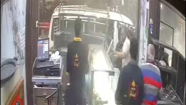 حادث مرعب، لحظة اصطدام ميكروباص بالمواطنين داخل مطعم في المرج (فيديو)