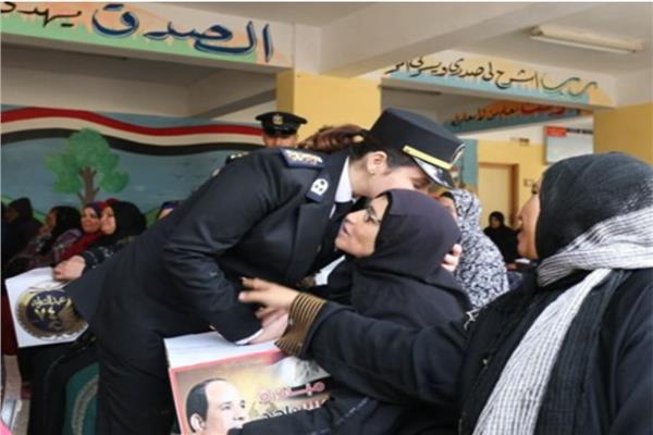 الداخلية توزع عبوات غذائية «مجانية» على الفئات الأولى بالرعاية