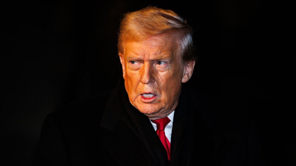 خطة ترامب المسربة.. ضربة أولية “للترهيب” وحملة لاحقة للإطاحة بخامنئي