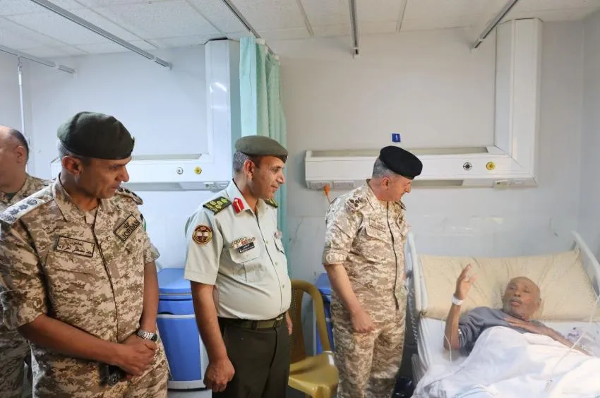 كبار ضباط القوات المسلحة الأردنية يعودون المرضى في المستشفيات العسكرية