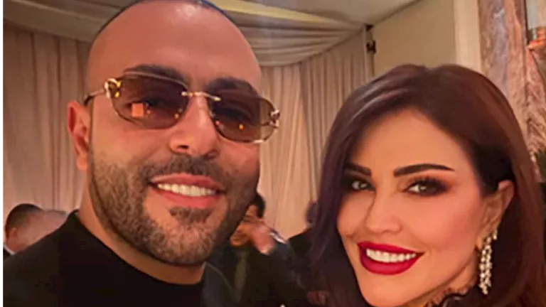 تامر عاشور يقدم أغنية شبه الناس في مسلسل "اللون الأزرق"