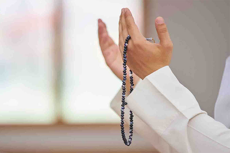 اجعل الدنيا في يدك ولا تجعلها في قلبك