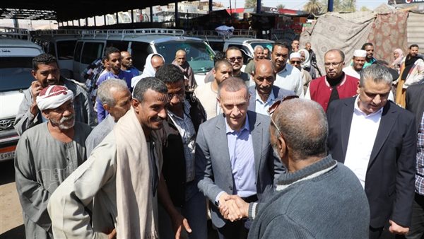 جولة ميدانية لمحافظ أسوان على محطات الوقود ومواقف السيرفيس (صور)