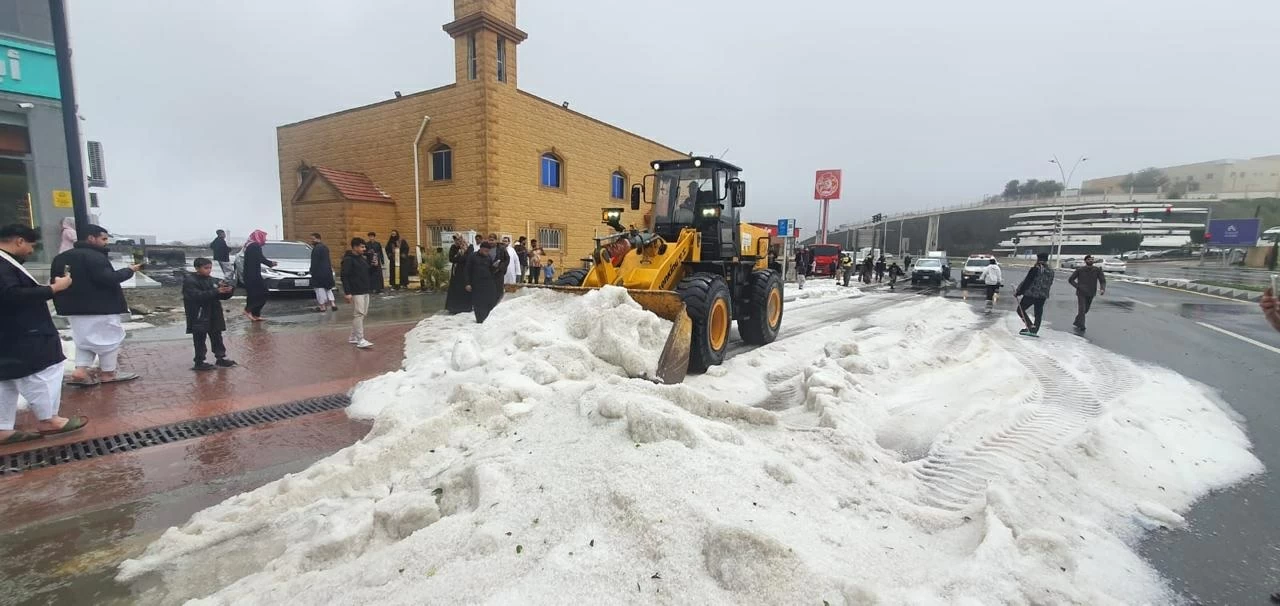 الغيوم تجدد غرامها بأودية الباحة وتجلل نهارها بالبياض