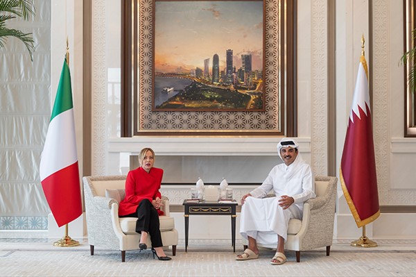 أمير قطر ورئيسة وزراء إيطاليا يشددان على ضرورة العمل لخفض التصعيد وتغليب الحوار