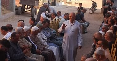 والد محمد صلاح يتلقى واجب العزاء فى وفاة عمة اللاعب بمسقط رأسه