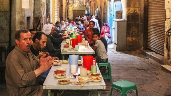 سلوكيات خاطئة وعادات شائعة عند الإفطار