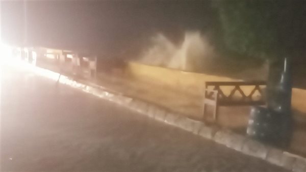 سقوط أعمدة وأشجار وثورة مياه بحيرة قارون، آثار العاصفة الترابية والرملية على الفيوم