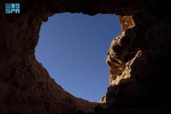 ظاهرة فلكية ترسم «العقرب الأسود» على مدخل كهف الهبكة غرب رفحاء