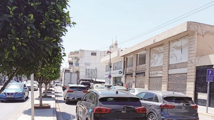 شوارع إربد تحت ضغط الازدحامات المتواصلة.. والبلدية تعول على الإشارات الذكية