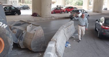الجيزة: تركيب حواجز خرسانية بشارع الشيخ أحمد نصر لمنع السير عكس الاتجاه