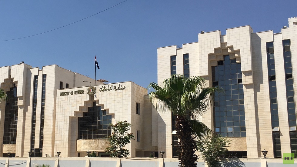 وزارة الداخلية تعلن اعتقال 10 من فلول النظام السابق بينهم مسؤولون أمنيون وضباط بارزون
