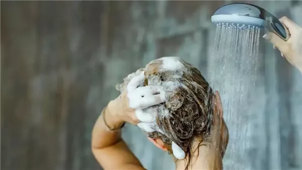 ما علاقة عدم غسل شعر الرأس بالشيب والصلع؟ أخصائية تجميل تكشف الحقيقة