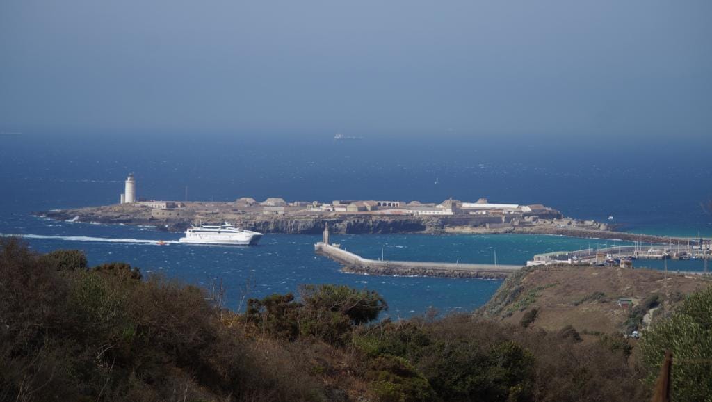 استئناف كامل للرحلات البحرية بين طنجة وطريفة بعد تحسن الأحوال الجوية