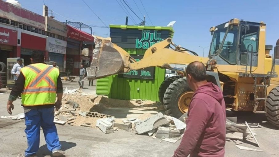 إزالة الأكشاك المخالفة على أوتوستراد الزرقاء