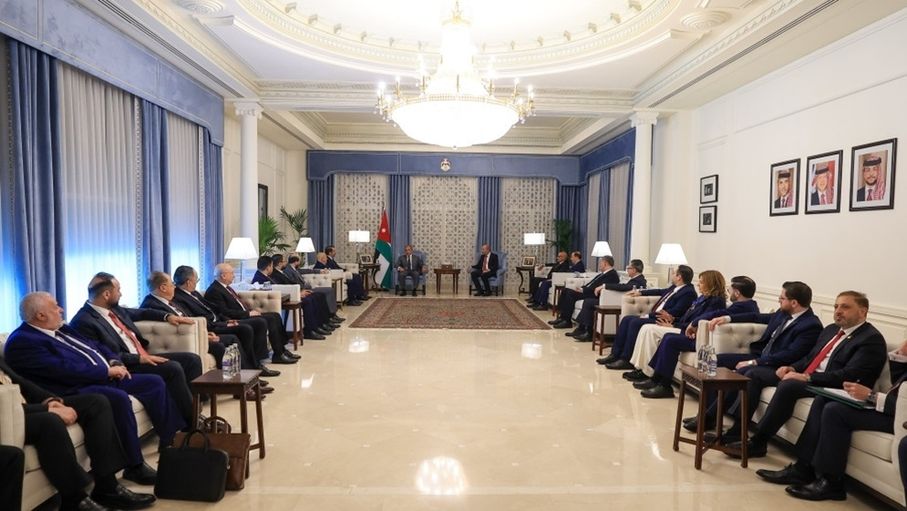 رئيس الوزراء يؤكد أهمية البناء على ما تحقق من تعاون بين الأردن وسوريا
