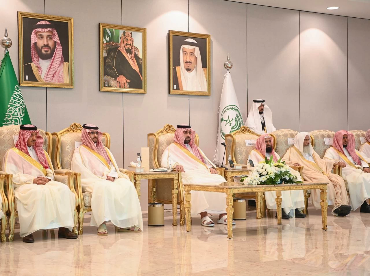 أمير جازان يستقبل المهنئين بعيد الفطر ويعايد عدداً من المشايخ والعلماء