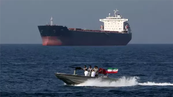 إيران تدرس تقليص عبور السفن في مضيق هرمز لـ 12 سفينة يوميًا