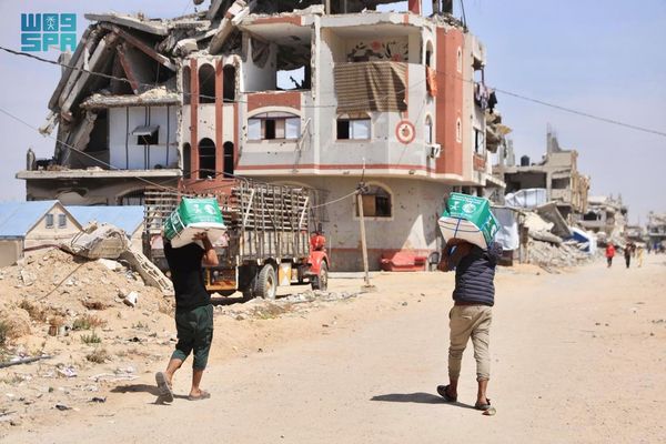 المملكة توزّع 289 سلة غذائية في خان يونس بقطاع غزة