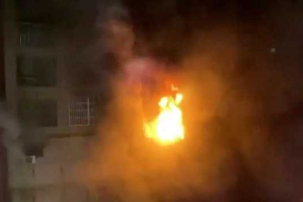 حارس أمن يشعل حريقًا عمدًا داخل عقار بأخميم لإخفاء سرقة