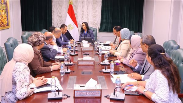 وزيرة التضامن تستعرض مع عدد من النواب تجربة بنجلاديش في التمكين الاقتصادي للأولى بالرعاية
