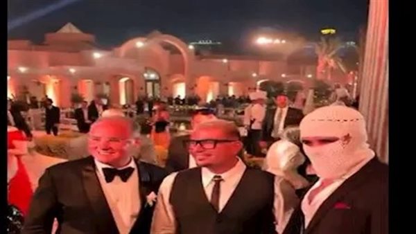 عمرو دياب وتووليت يشعلان أجواء زفاف ابنة المنتج محمد السعدي بالأهرامات