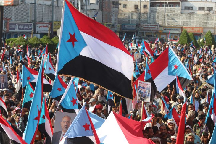 “الانتقالي” يدعو “للزحف”… والحكومة اليمنية