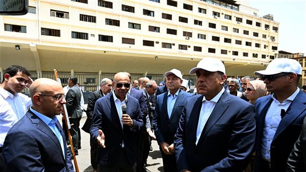 خلال جولته بالقاهرة، مدبولي يستقل أحد أتوبيسات النقل العام المتطورة (صور)