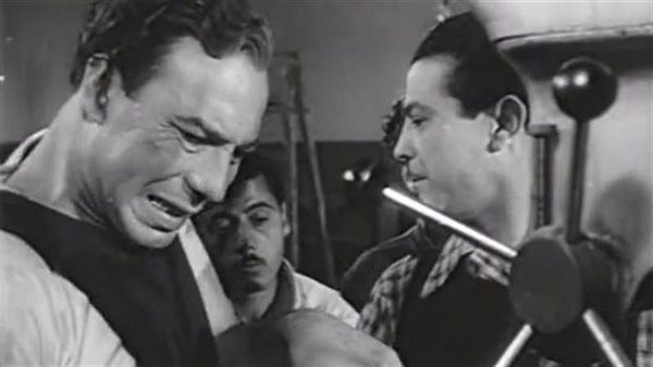 من "العزيمة" إلى "بلية ودماغه العالية"، كيف تناولت أفلام السينما المصرية مشاكل العمال؟