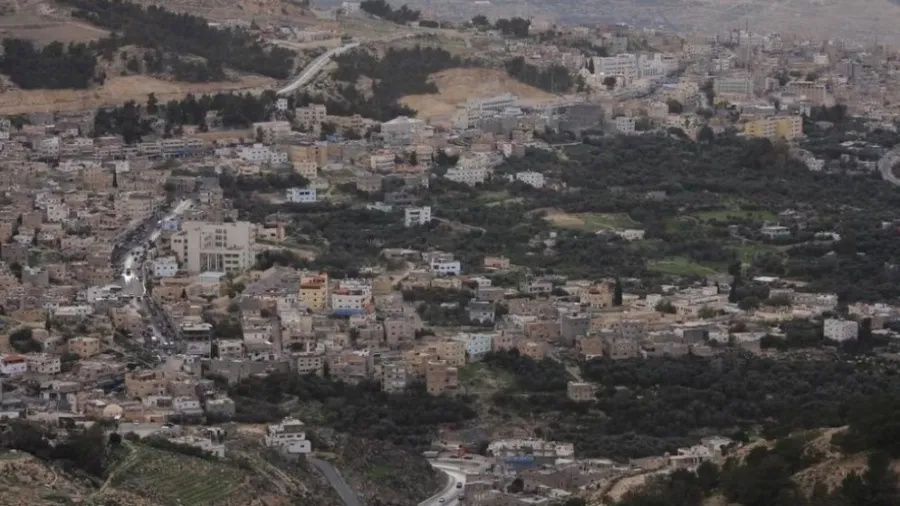 تركيب أجهزة تتبع إلكتروني على مركبات نقل السماد العضوي في الطفيلة