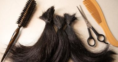 رجل يطيل شعره ليتبرع به لزوجته خلال رحلة علاجها من السرطان