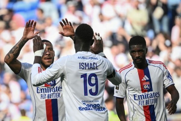 ليون يفوز على أوكسير ويعزز موقعه في المربع الذهبي