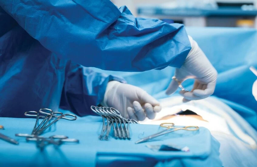 فريق طبي مصري ينجح في ترميم وجه مصابة من غزة بعد رحلة علاج معقدة