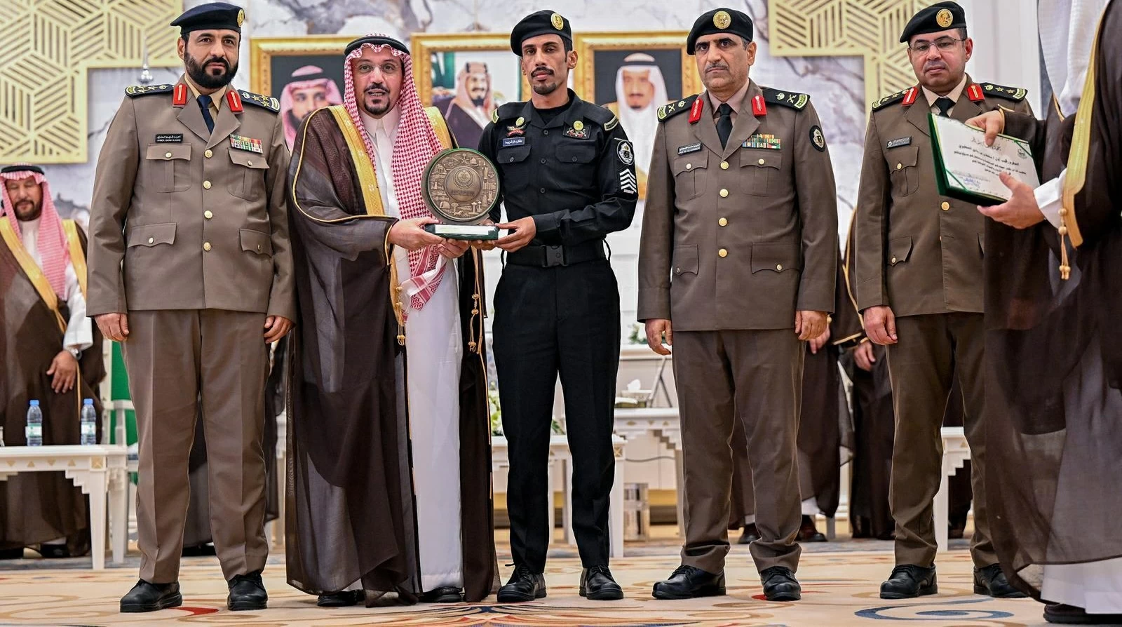 أمير القصيم يكرّم رجل أمن تقديراً لجهوده في إنقاذ حياة آخرين من حريق بعنيزة
