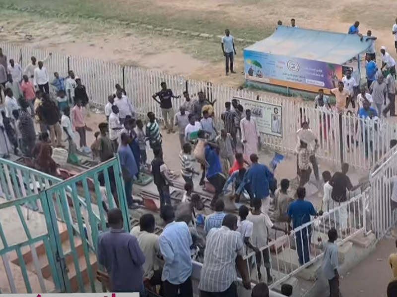 شاهد.. اشتباكات عنيفة بين الجمهور في ملعب رياضي بالسودان