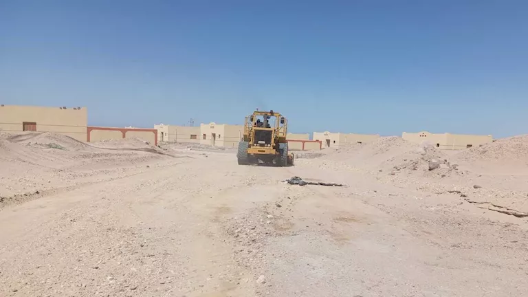 تطوير الطرق في جنوب سيناء.. بدء تسوية طريق تجمع أسلا وعريق السكني الزر