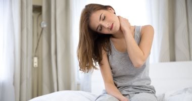 لو بتشتغل على مكتب.. 7 عادات يومية للوقاية من مشاكل الرقبة
