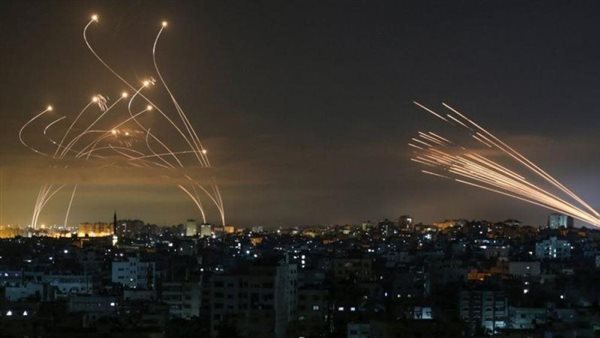 إعلام عبري: القصف الإيراني لا يتوقف وتم تسجيل 3 إنذارات في غضون دقائق وانفجارات قوية بـ "غوش دان"