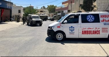 جرح 4 فلسطينيين وإغلاق طريق خلال اعتداءات للمستوطنين غرب رام الله