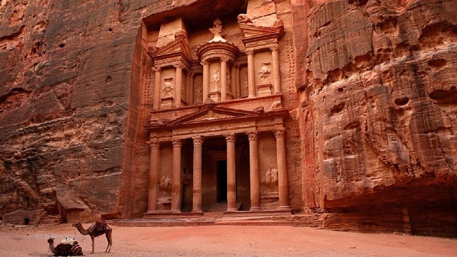 البترا تتجه لإنشاء منطقة للصناعات الخفيفة ضمن خطة لتنويع الاقتصاد وتعزيز الاستثمار