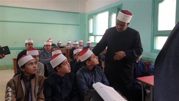 وكيل قطاع المعاهد الأزهرية يقود قافلة بالمنيا لمتابعة انتظام الدراسة (صور)
