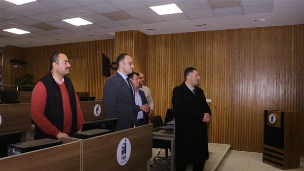 محافظ دمياط يتابع التزام المحال بقرار الغلق