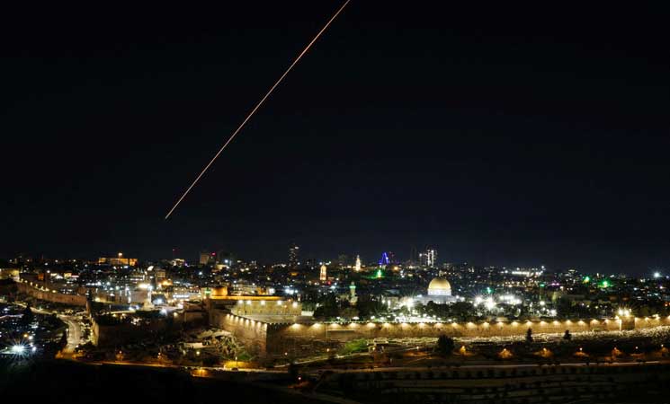القدس.. رصد صواريخ إيرانية في سماء مدينة القدس- (شاهد)